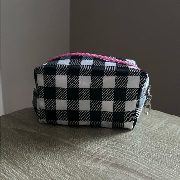 NWOT … Checkered Cosmetic / Makeup Bag - Picture 2 of 5
